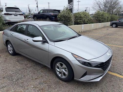 Shimmering Silver Pearl 2023 Hyundai ELANTRA SE