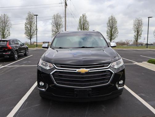 Mosaic Black Metallic 2020 Chevrolet Traverse LT Cloth