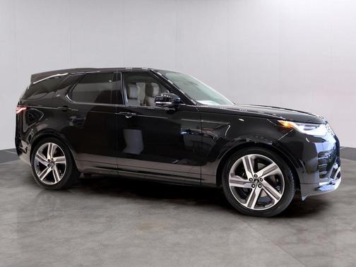 Santorini Black 2025 Land Rover Discovery P360 Metropolitan Edition