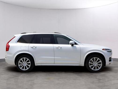 2017 Volvo XC90 T6 Momentum