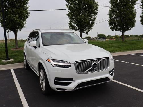 Crystal White Pearl 2017 Volvo XC90 Hybrid T8 Inscription