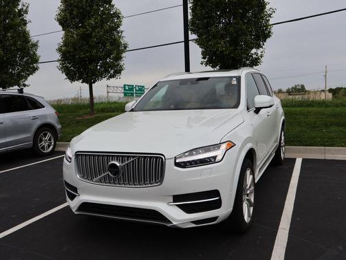 Crystal White Pearl 2017 Volvo XC90 Hybrid T8 Inscription