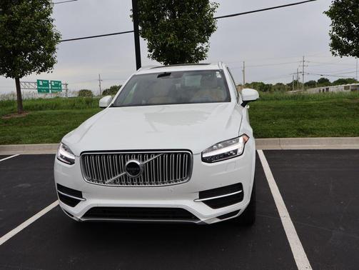 Crystal White Pearl 2017 Volvo XC90 Hybrid T8 Inscription