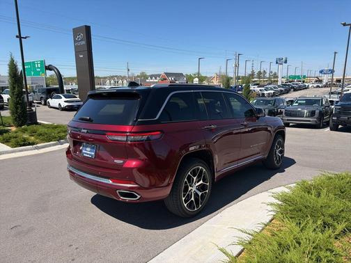 2022 Jeep Grand Cherokee Summit