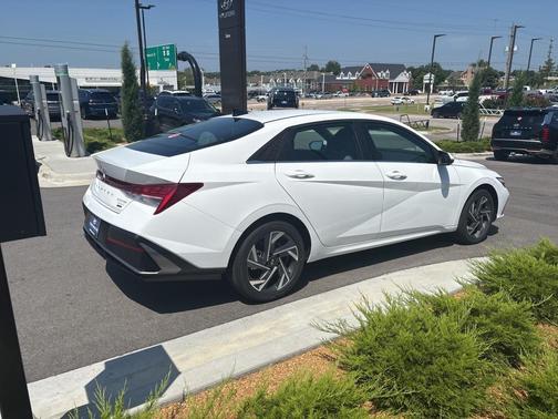 2025 Hyundai ELANTRA Limited