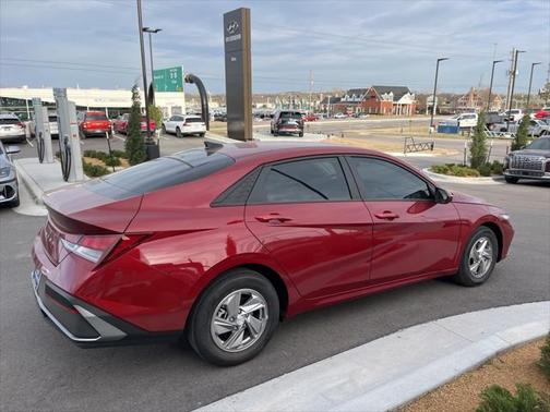 2025 Hyundai ELANTRA SE