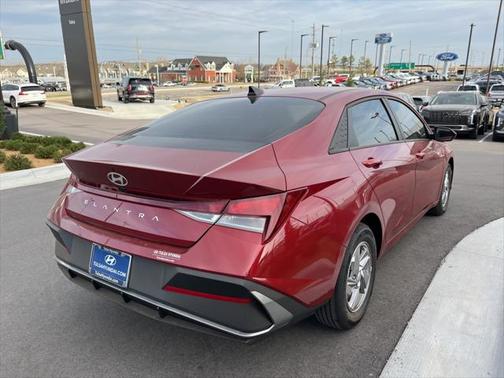 2025 Hyundai ELANTRA SE