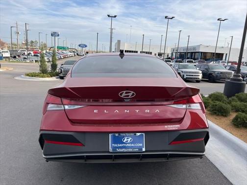 2025 Hyundai ELANTRA SE