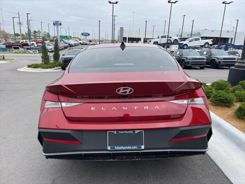 2025 Hyundai ELANTRA SE