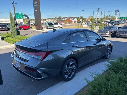 2025 Hyundai ELANTRA Limited