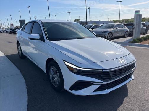 2025 Hyundai ELANTRA SE