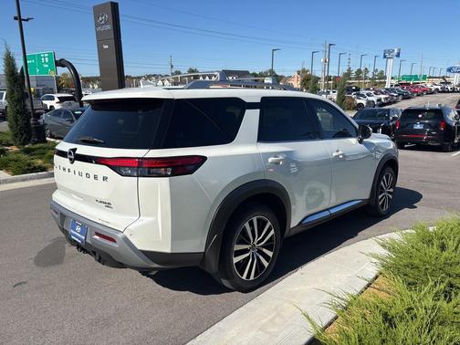 2024 Nissan Pathfinder Platinum 4WD