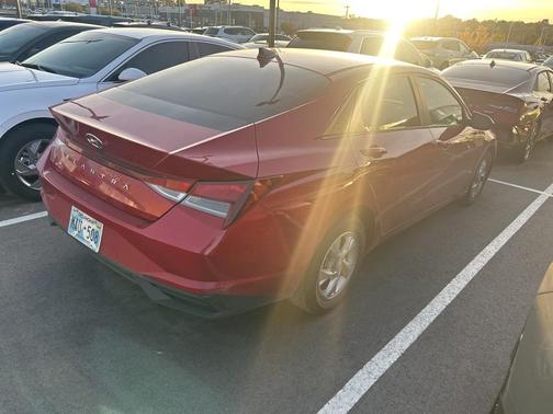 2022 Hyundai ELANTRA SE