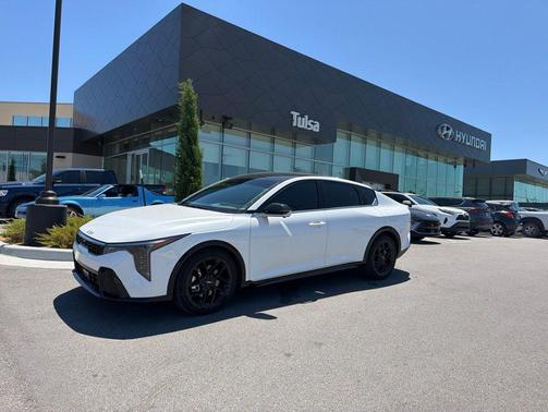 Snow White Pearl 2025 Kia K4 GT-Line Turbo