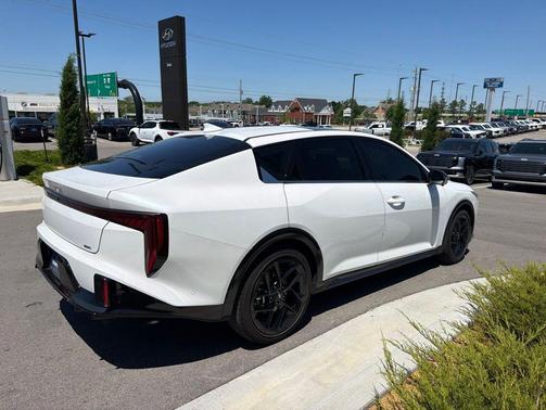 Snow White Pearl 2025 Kia K4 GT-Line Turbo
