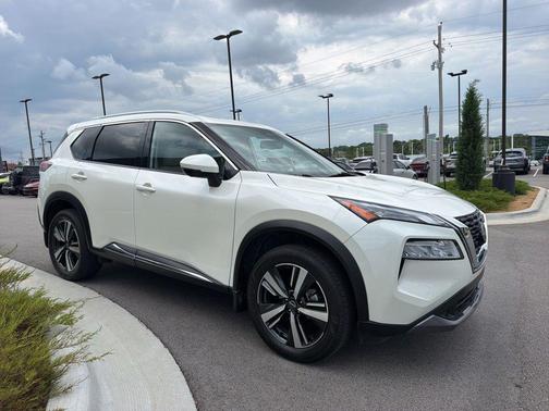 Pearl White Tricoat 2023 Nissan Rogue SL