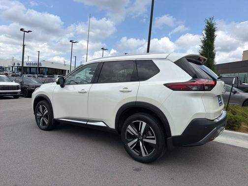 Pearl White Tricoat 2023 Nissan Rogue SL