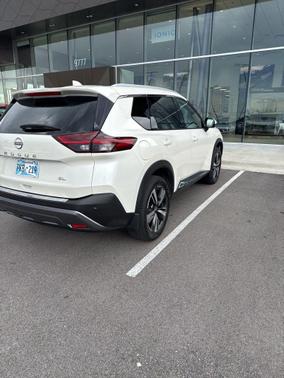 Pearl White Tricoat 2023 Nissan Rogue SL