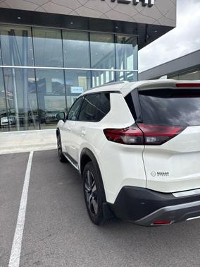 Pearl White Tricoat 2023 Nissan Rogue SL