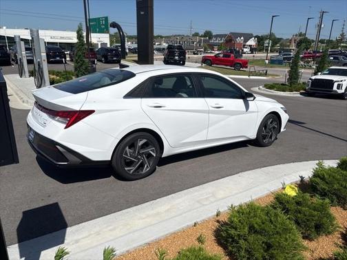 2025 Hyundai ELANTRA Limited