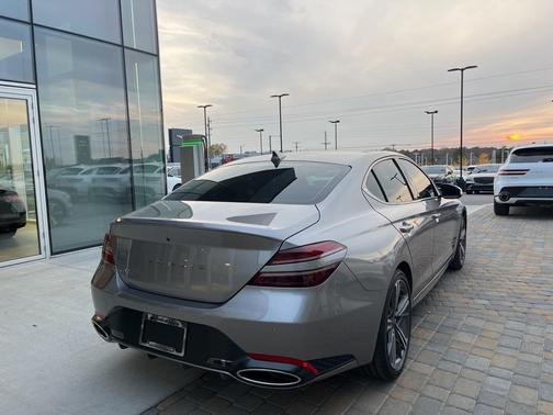 2024 Genesis G70 2.5T RWD