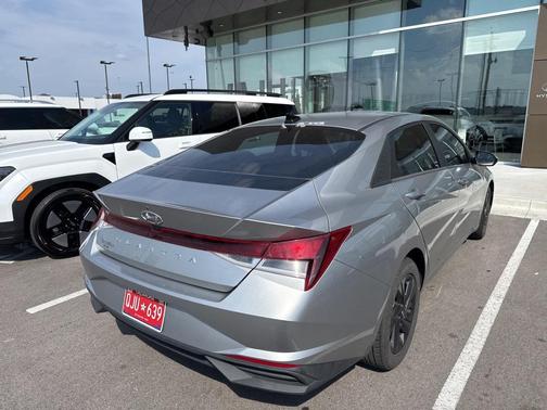 2022 Hyundai ELANTRA SEL