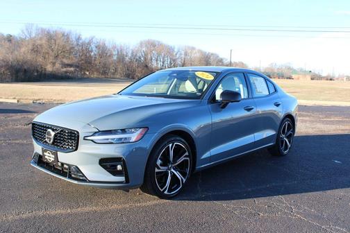 2024 Volvo S60 B5 Plus Dark Theme