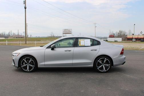 2024 Volvo S60 B5 Plus Dark Theme