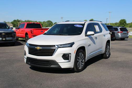 Iridescent Pearl Tricoat 2023 Chevrolet Traverse High Country