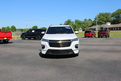 Iridescent Pearl Tricoat 2023 Chevrolet Traverse High Country