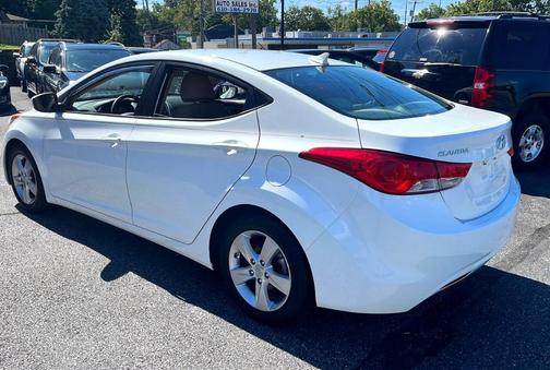 Photo 3 of 24 of 2013 Hyundai Elantra GLS