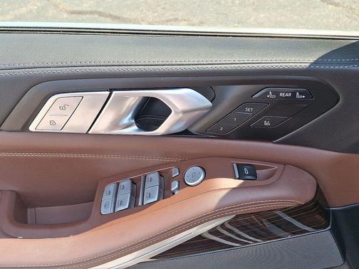 Black Sapphire Metallic 2026 BMW X7 xDrive40i