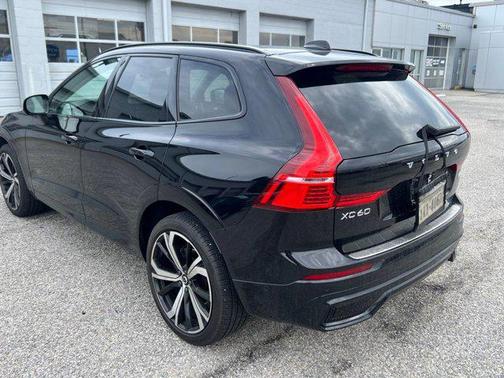 2024 Volvo XC60 B5 Ultimate Dark Theme