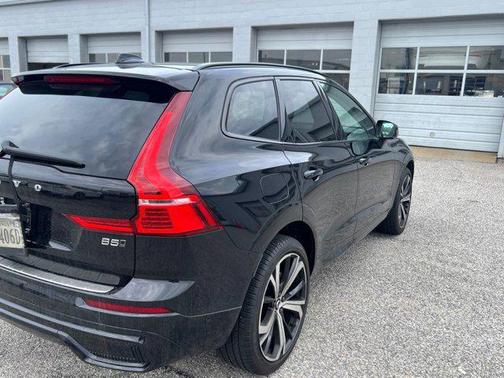2024 Volvo XC60 B5 Ultimate Dark Theme