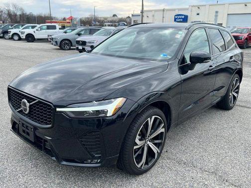 2024 Volvo XC60 B5 Ultimate Dark Theme