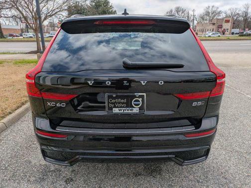 2024 Volvo XC60 B5 Ultimate Dark Theme