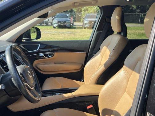 2016 Volvo XC90 T6 Momentum