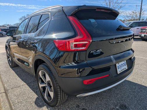 Onyx Black Metallic 2025 Volvo XC40 B5 Plus Bright Theme