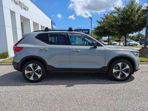 2024 Volvo XC40 B5 Plus Dark Theme