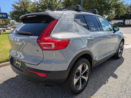 2024 Volvo XC40 B5 Plus Dark Theme