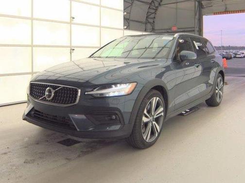 2025 Volvo V60 Cross Country Plus, B5 AWD Gas (mild hybrid)