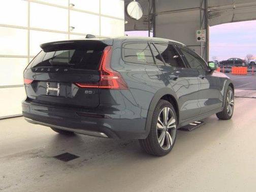 2025 Volvo V60 Cross Country Plus, B5 AWD Gas (mild hybrid)