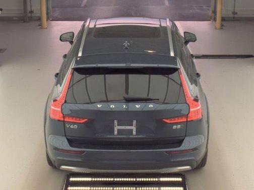 2025 Volvo V60 Cross Country Plus, B5 AWD Gas (mild hybrid)