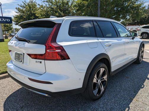 2024 Volvo V60 Cross Country B5 Plus