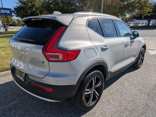 2025 Volvo XC40 B5 Core Bright Theme