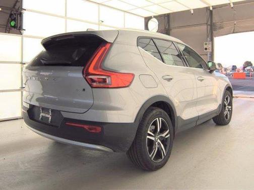 2025 Volvo XC40 B5 Core Bright Theme