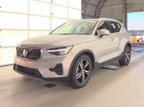 2025 Volvo XC40 B5 Core Bright Theme