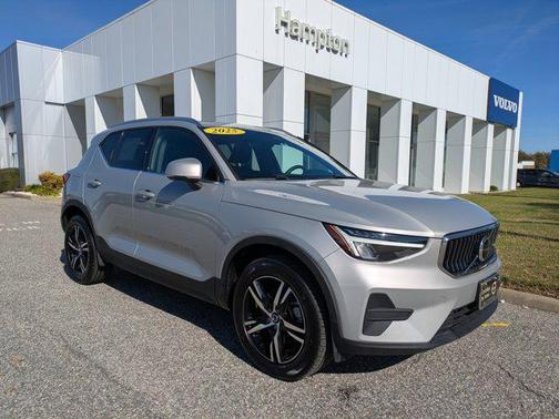2025 Volvo XC40 B5 Core Bright Theme