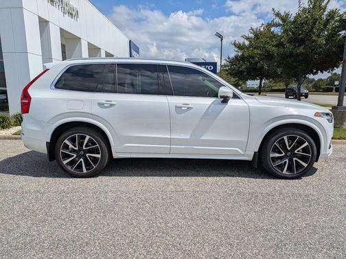 2022 Volvo XC90 T6 Momentum