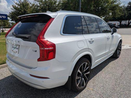 2022 Volvo XC90 T6 Momentum